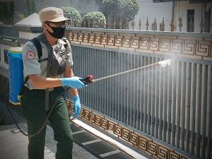 Penyemprotan cairan disinfectan Se-Desa Rancagong Bersama BNPB